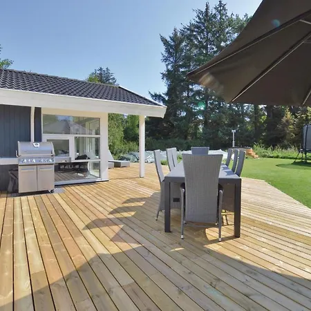 펜션 Three-bedroom Holiday In *