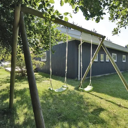 펜션 Three-bedroom Holiday In