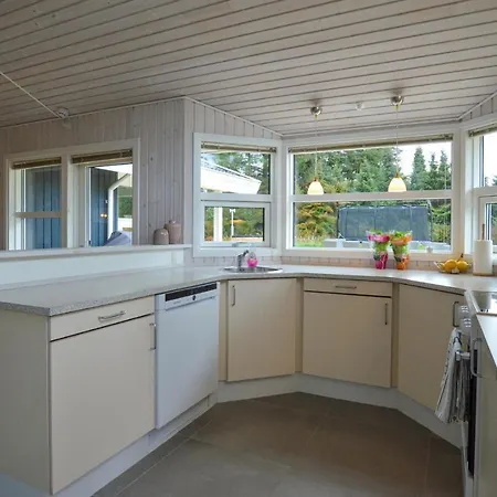 Three-bedroom Holiday In 펜션 Højby