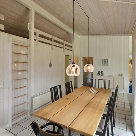 Three-bedroom Holiday In * Højby